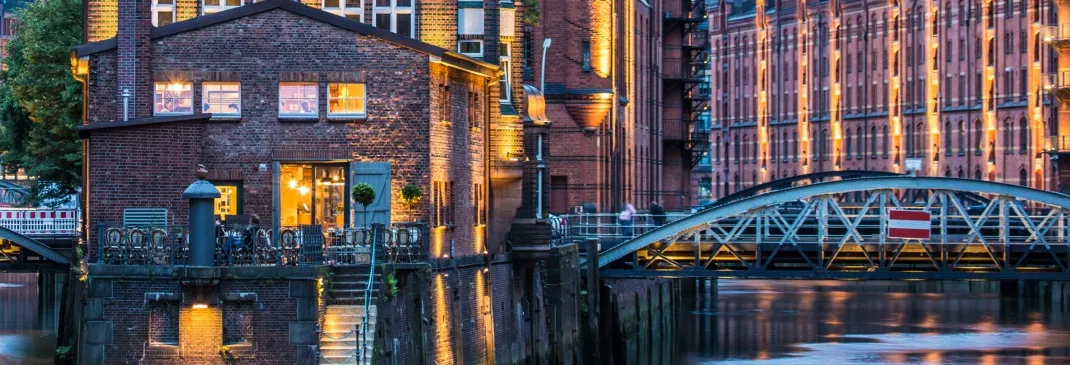 Hamburger Speicherstadt am Abend.
